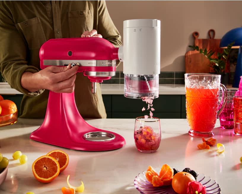 Un batteur sur socle de la série Artisan®  de couleur Hibiscus qui prépare des boissons à base de glace pilée avec l'extension du même nom.