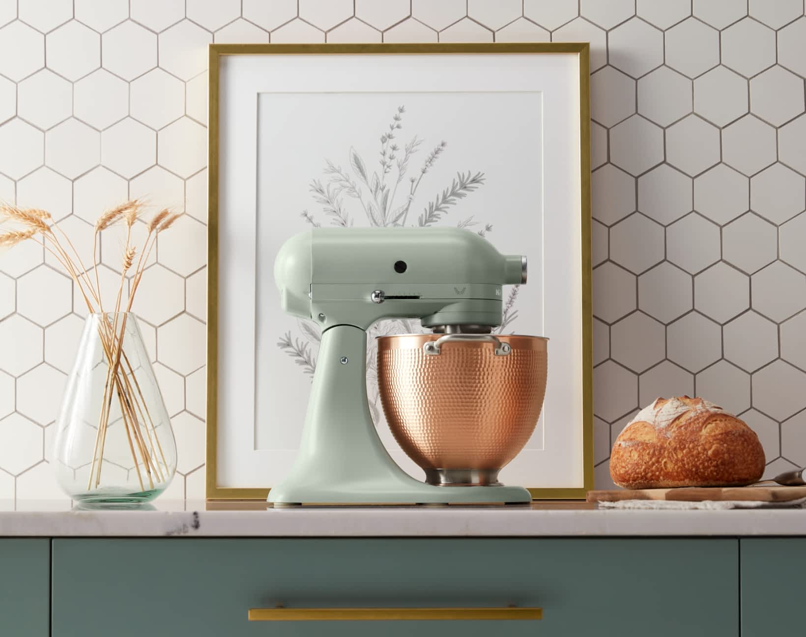 Le batteur sur socle Floraison sur un comptoir moderne avec des décorations botaniques.