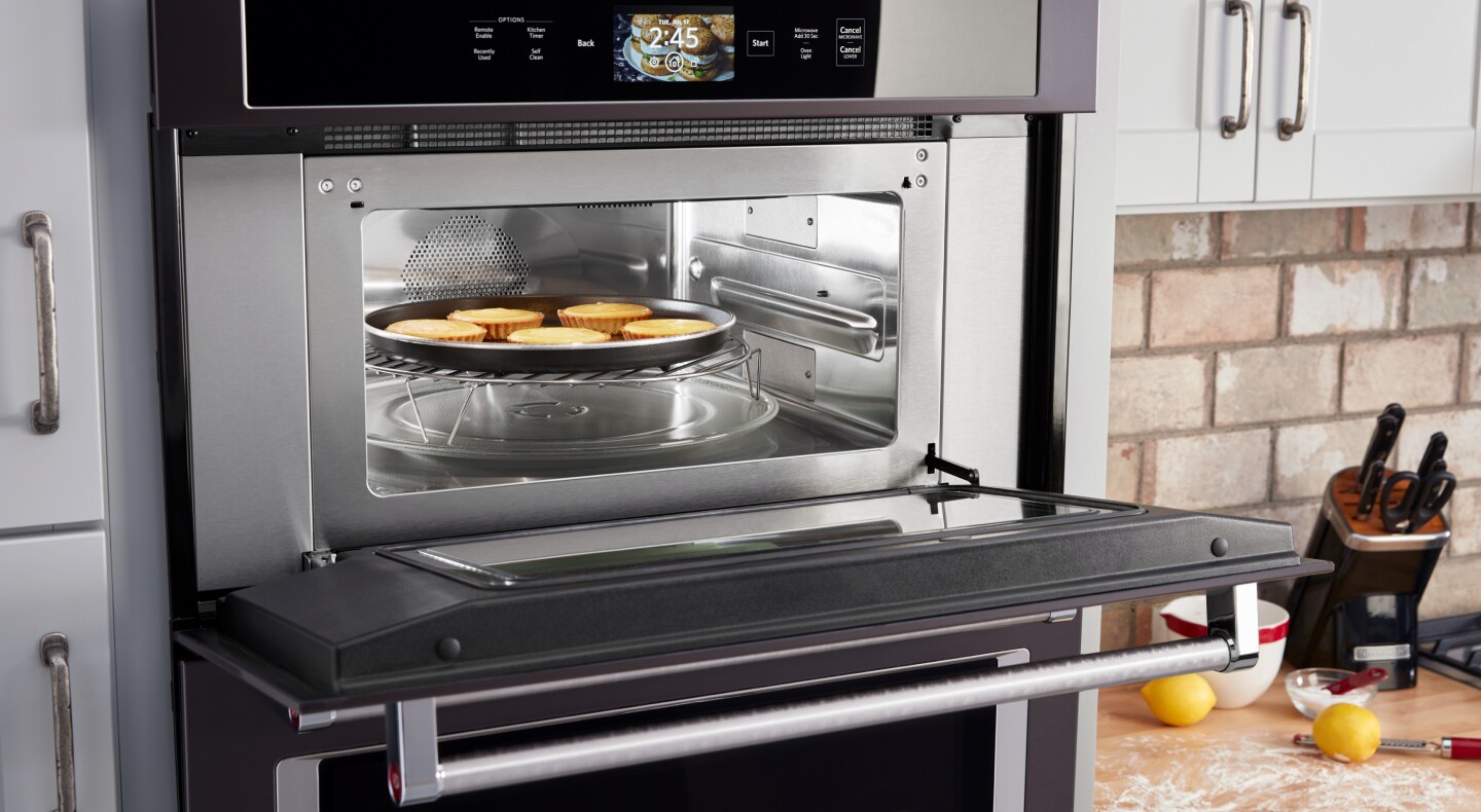 Un four combiné KitchenAid® Smart Oven+ de 30 pouces avec accessoires et finition PrintShield™