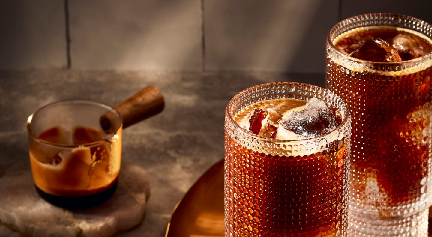 Deux boissons glacées à base d'espresso dans de grands verres.