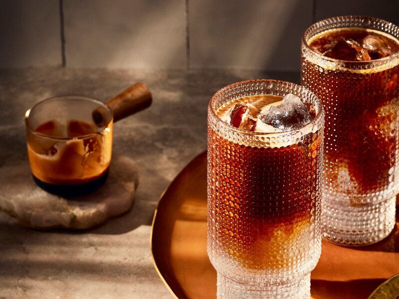 Deux boissons glacées à base d'espresso dans de grands verres.