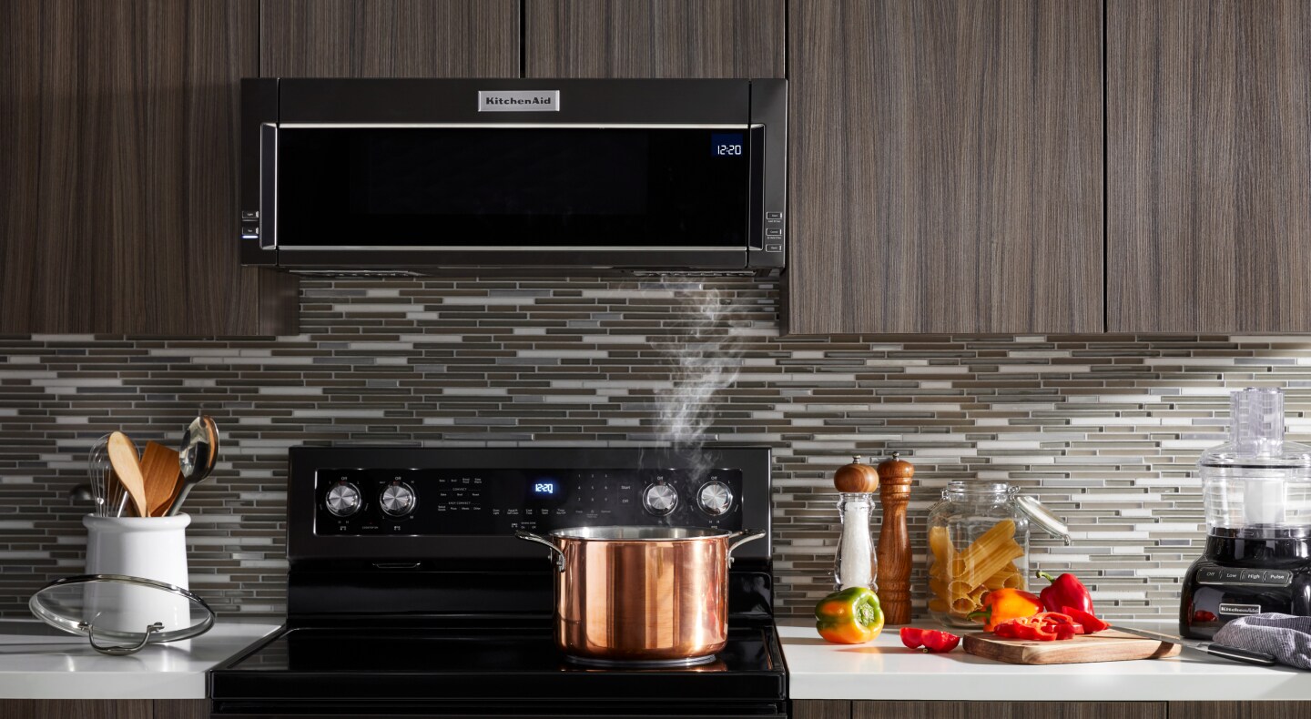 Un four à micro-ondes et une cuisinière KitchenAid®