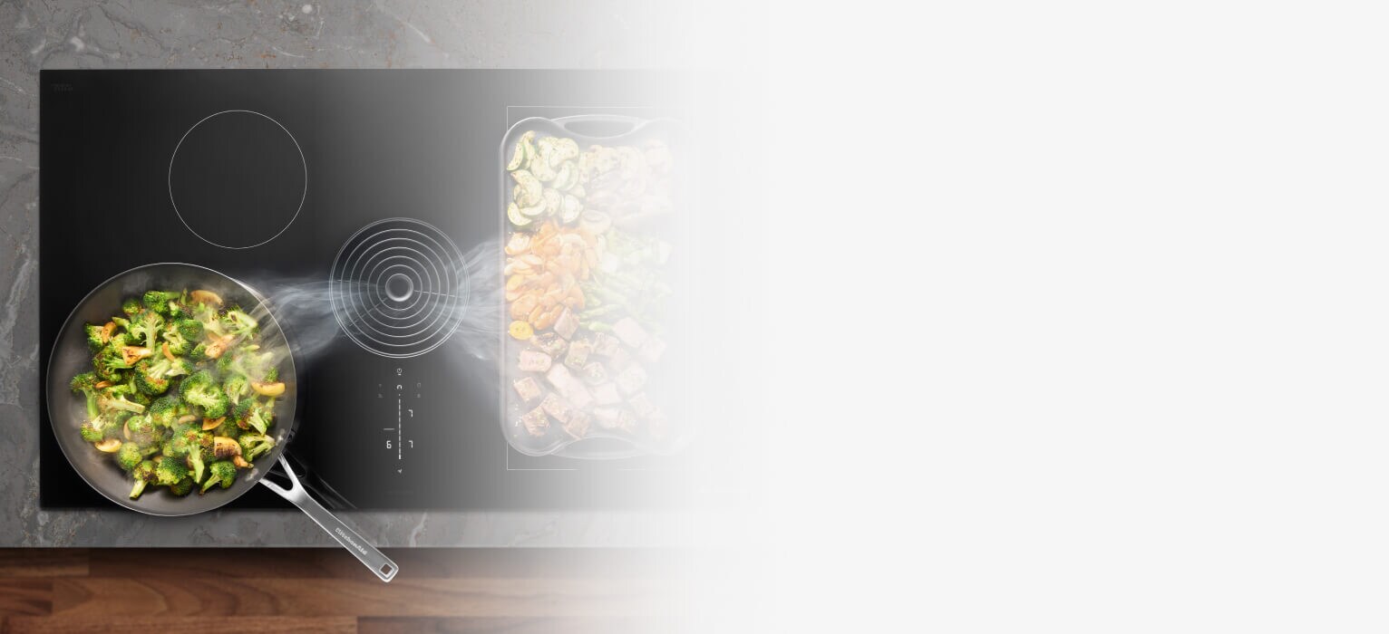 Aliments qui cuisent sur une table de cuisson à induction