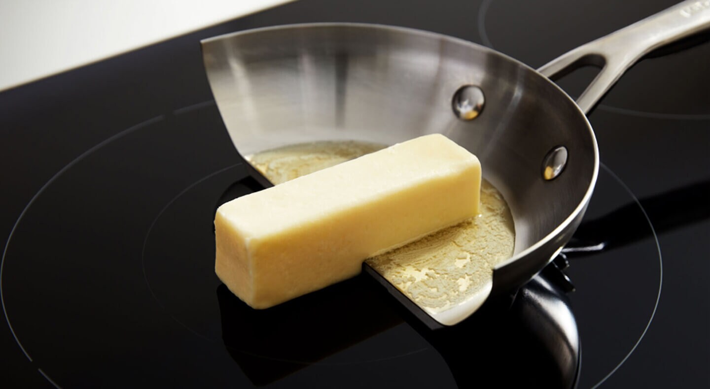 Beurre fondant dans une poêle mais pas sur la surface d'une table de