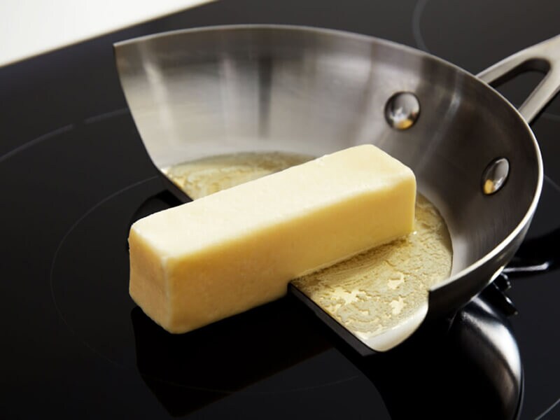 Beurre fondant dans une poêle mais pas sur la surface d'une table de