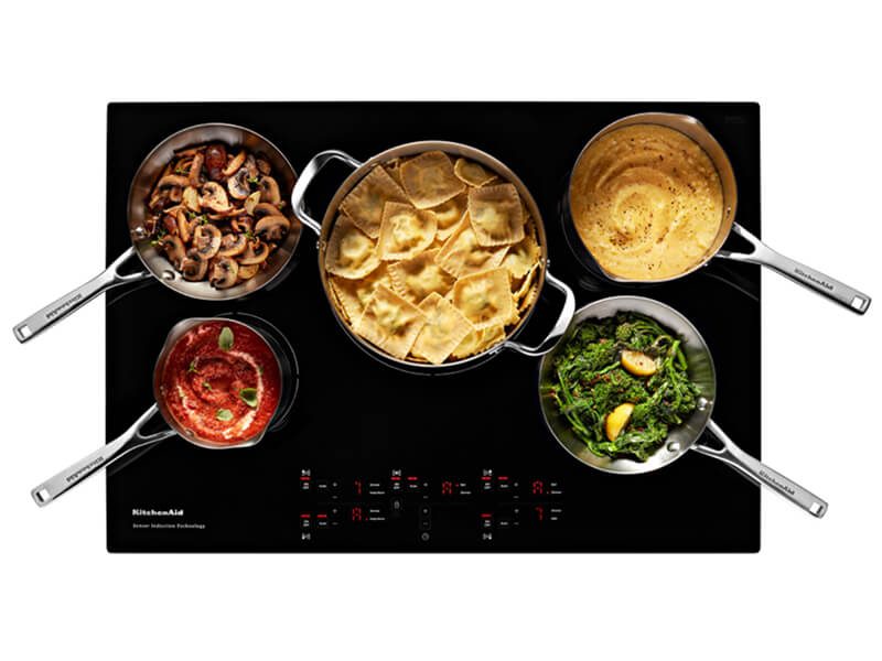 Vue aérienne d'une table de cuisson à induction avec des aliments