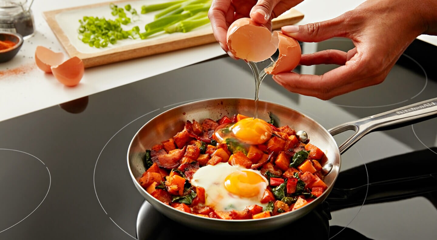 Une personne cuisine sur une table de cuisson à induction