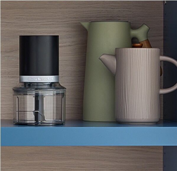 Un hachoir descendant sans fil KitchenAid Go™ sur une étagère