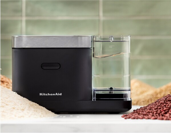 Un cuiseur à grains et à riz KitchenAid® contre un dosseret en carreau vert