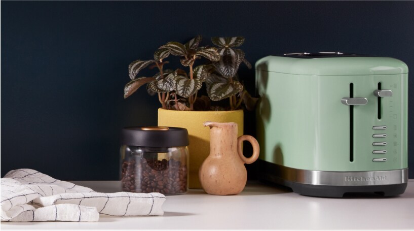 Un grille-pain à 2 tranches KitchenAid contre un dosseret noir