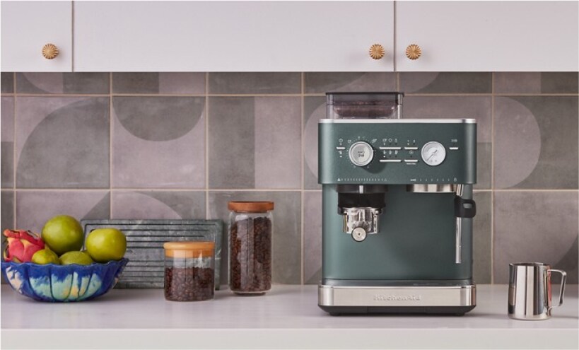 Une machine à espresso KitchenAid® contre un dosseret à carreaux