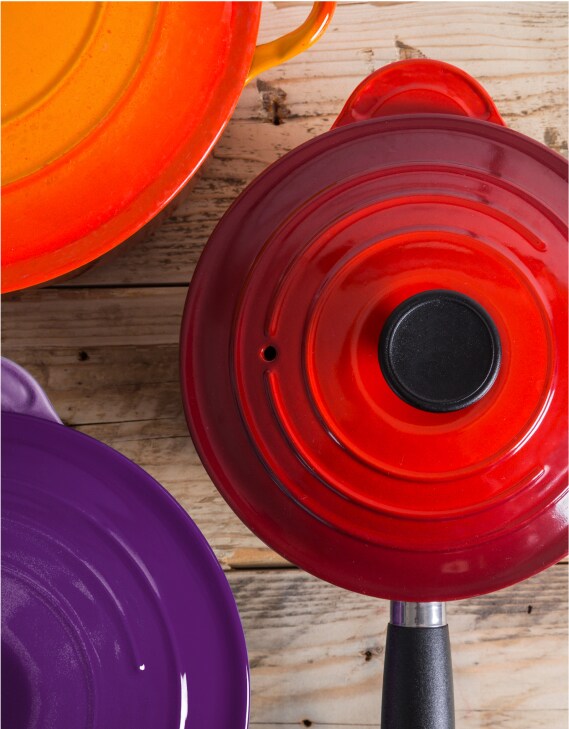 Ensemble de trois casseroles dans des tons rouge, orange et violet.