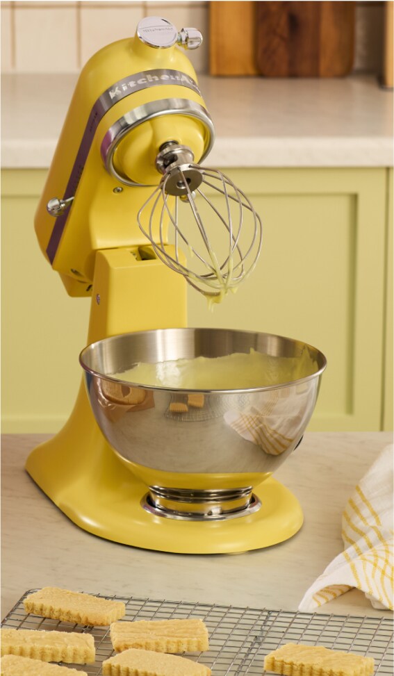 Un batteur sur socle de la couleur de l’année KitchenAid Beurre