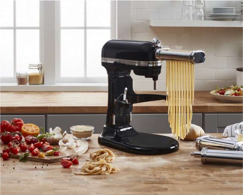 Un batteur sur socle KitchenAid avec un rouleau à pâtes