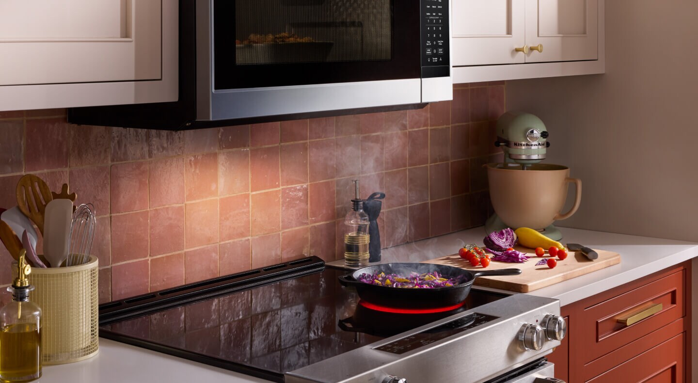 Une poêle en fonte sur une cuisinière à induction KitchenAid®