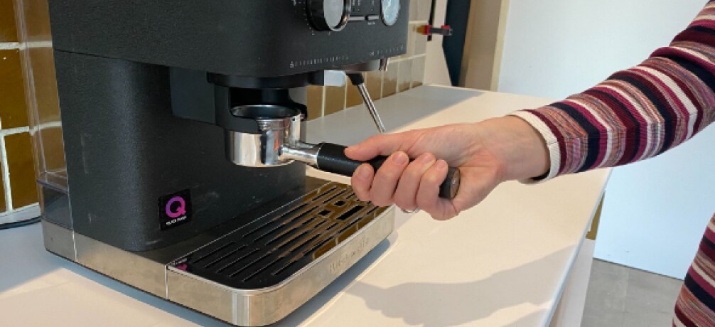 Person removing an espresso portafilter