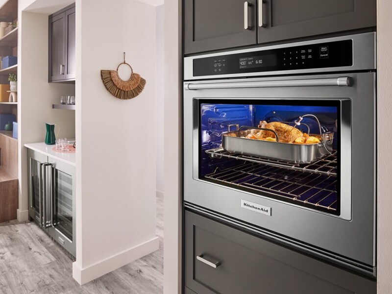 Une dinde dans un four mural KitchenAid®.