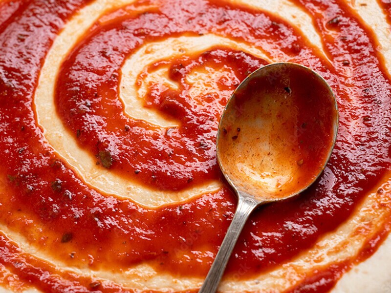 Sauce sur une pizza