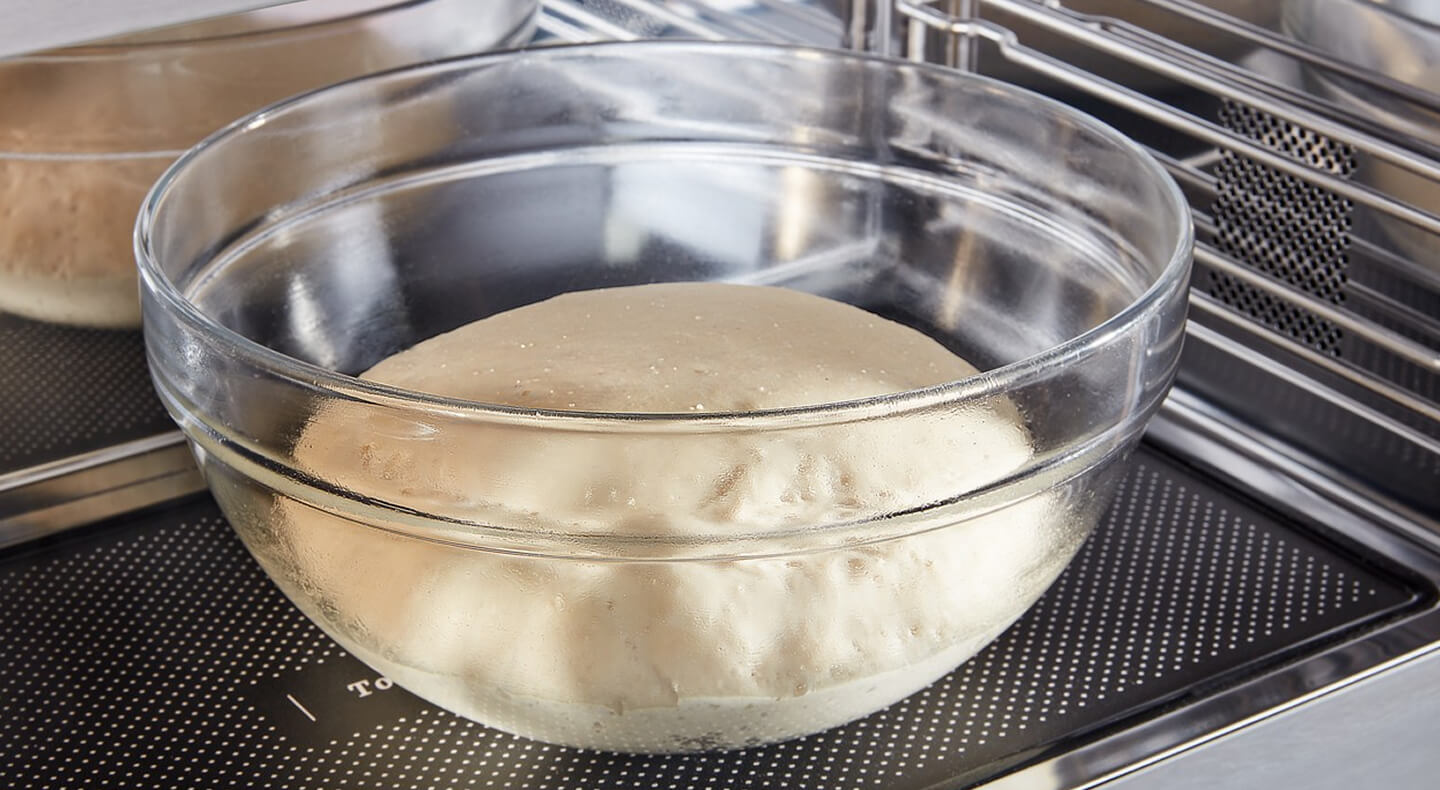 Pâte qui lève dans un bol