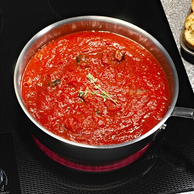 Sauce qui mijote dans une casserole sur la surface de cuisson
