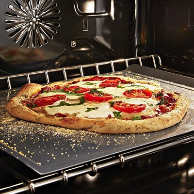 Une pizza qui cuit dans un four