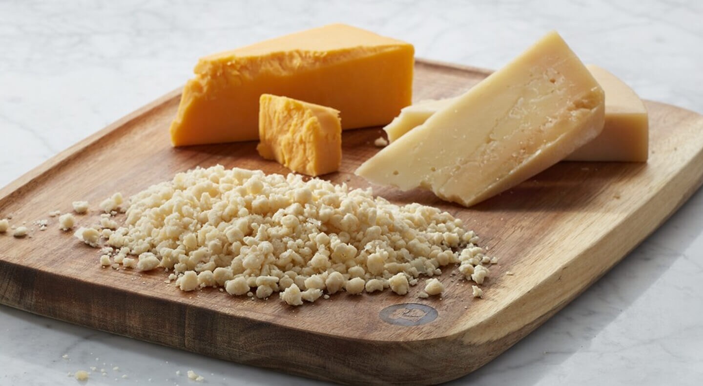 Fromages sur une planche à découper