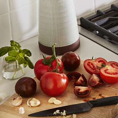 Tomates et ail sur une planche à découper