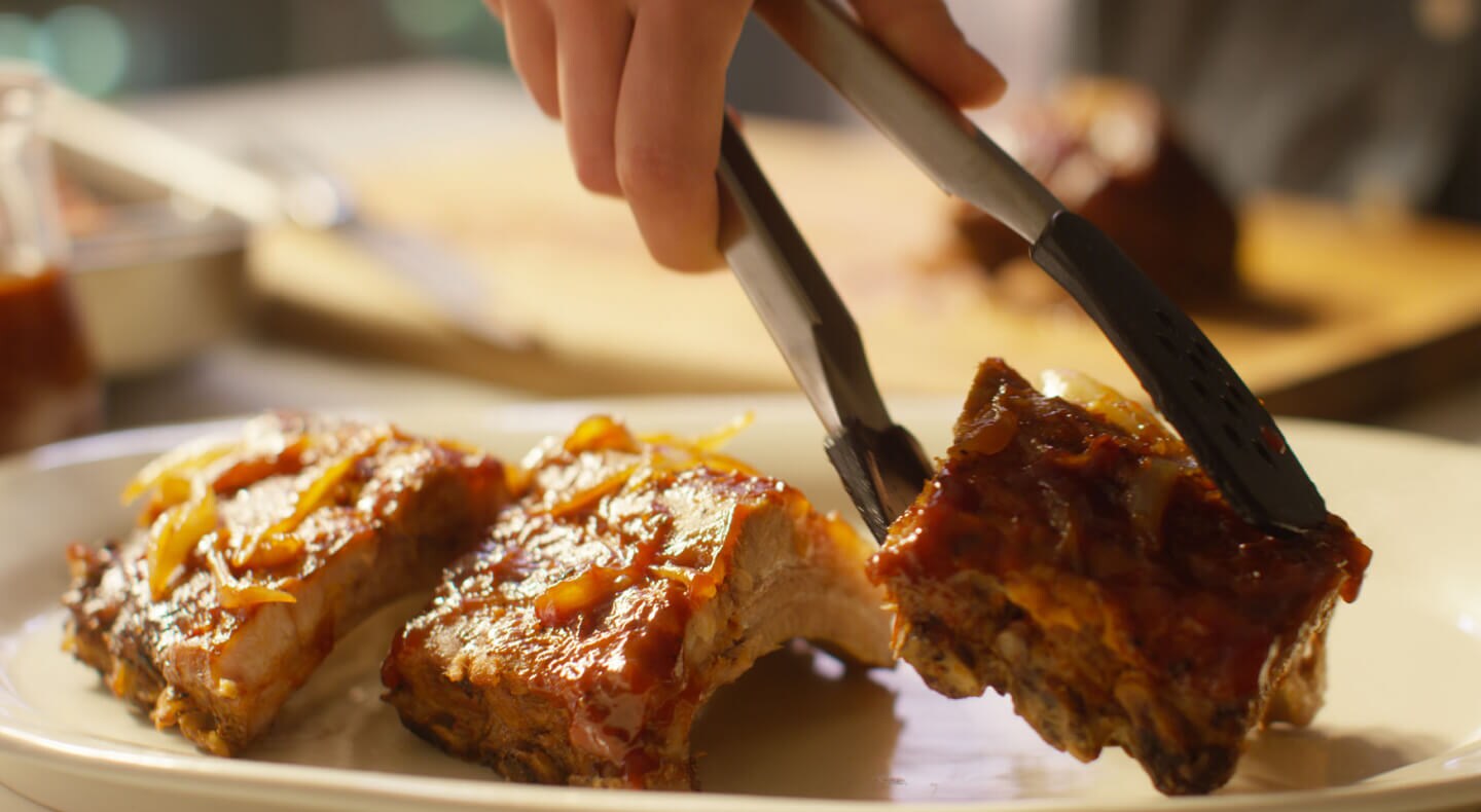 Trois morceaux de côtes cuites au four avec de la sauce