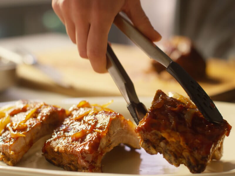 Trois morceaux de côtes cuites au four avec de la sauce
