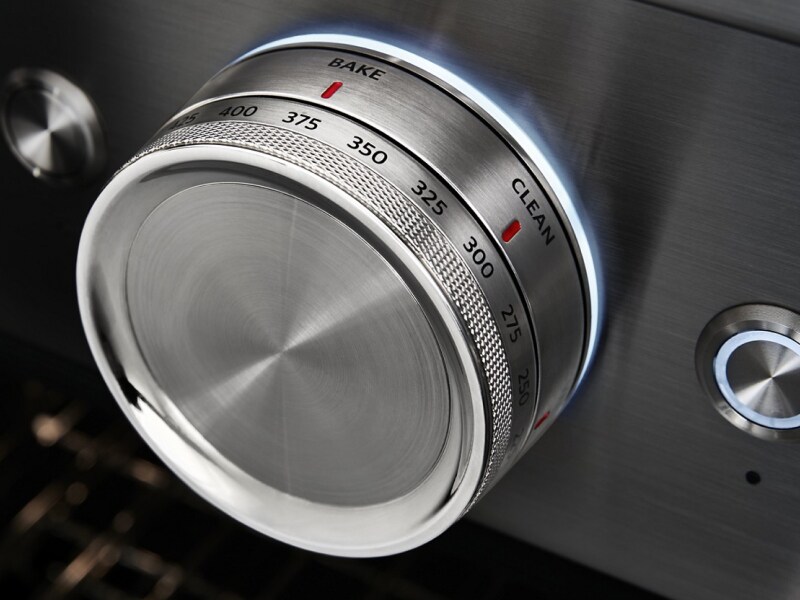 Gros plan sur les réglages de température du four en mode cuisson.