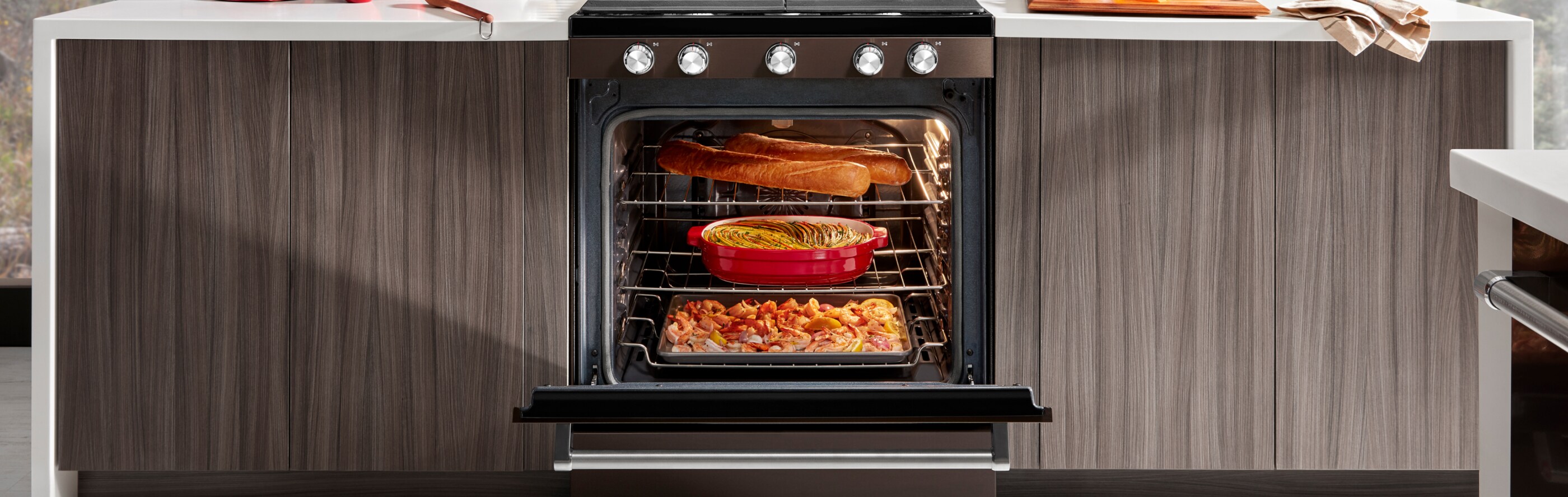 Une cuisinière ouverte contenant plusieurs plats