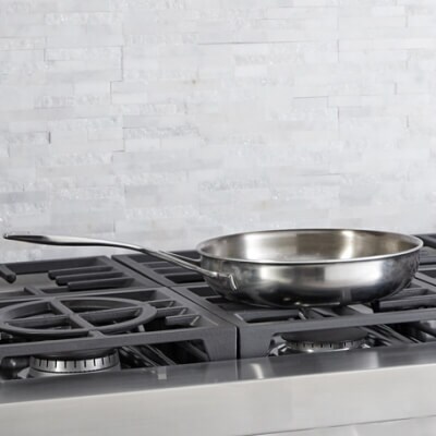 Poêle sur une surface de cuisson