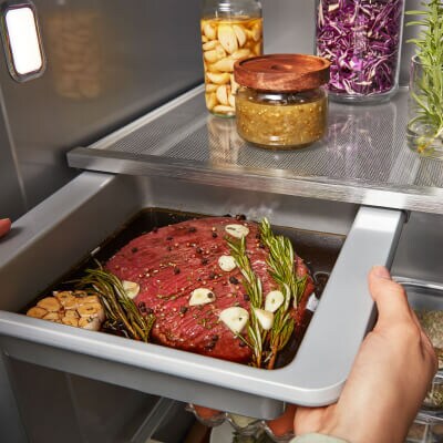 Un steak dans une zone de préparation sous tablette