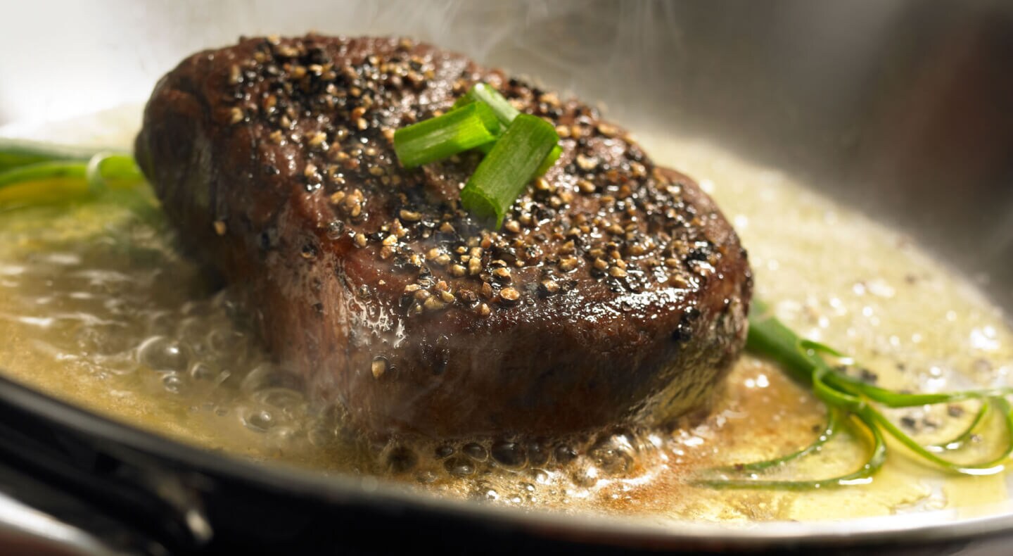  Steak cuit garni d'oignons verts