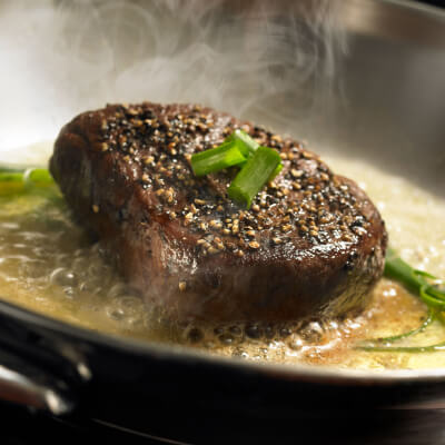 Steak cuit garni d'oignons verts