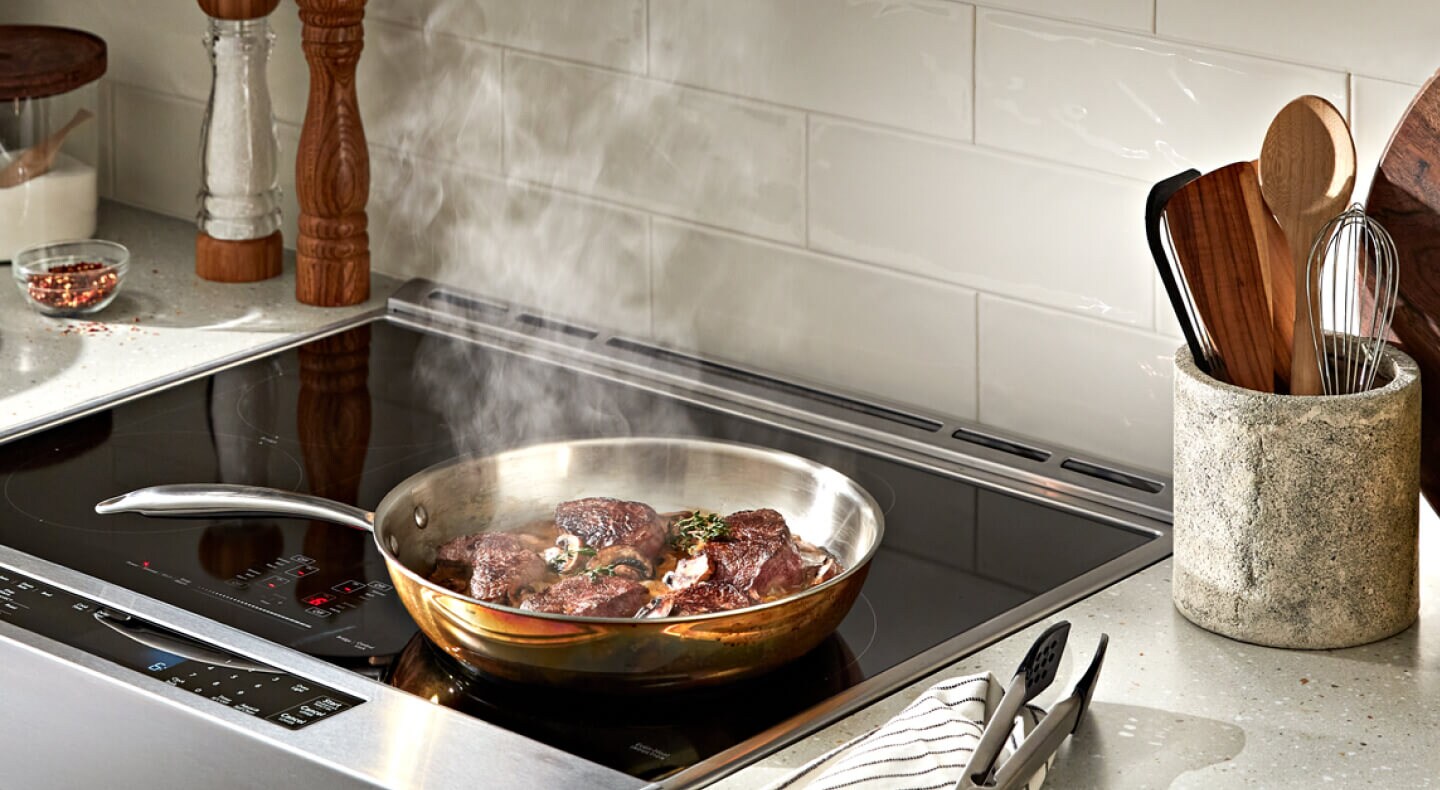 Steak cuisant  sur une surface de cuisson
