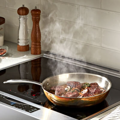 Steak cuisant  sur une surface de cuisson