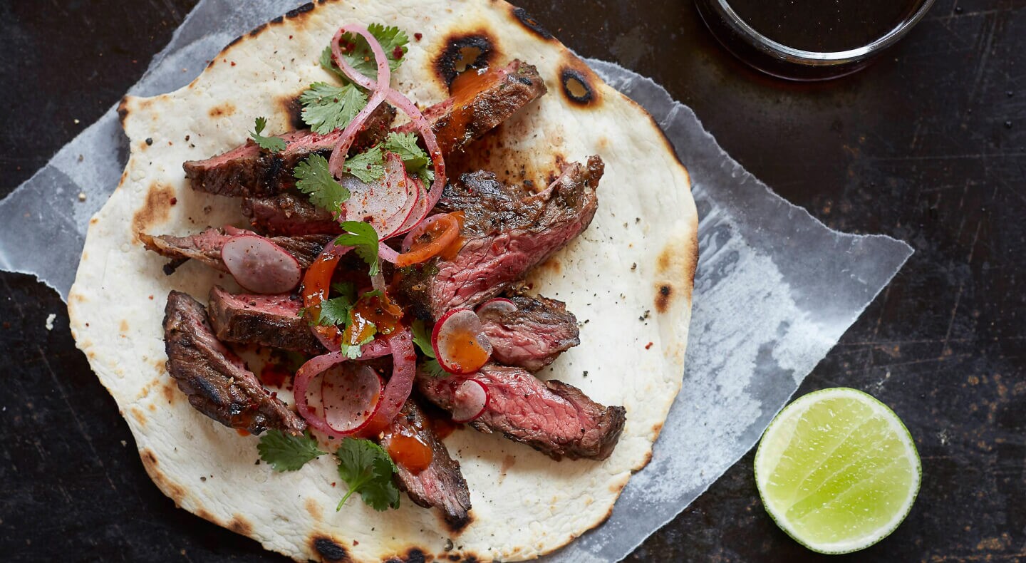 Steak tranché sur une tortilla