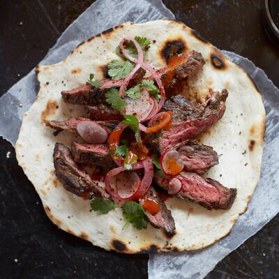 Steak tranché sur une tortilla