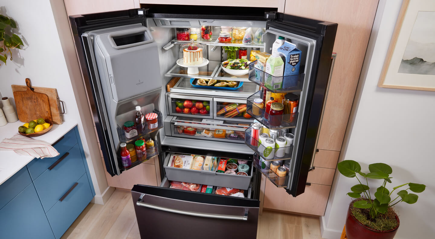 Vue de dessus d’un réfrigérateur avec congélateur inférieur et toutes les portes ouvertes