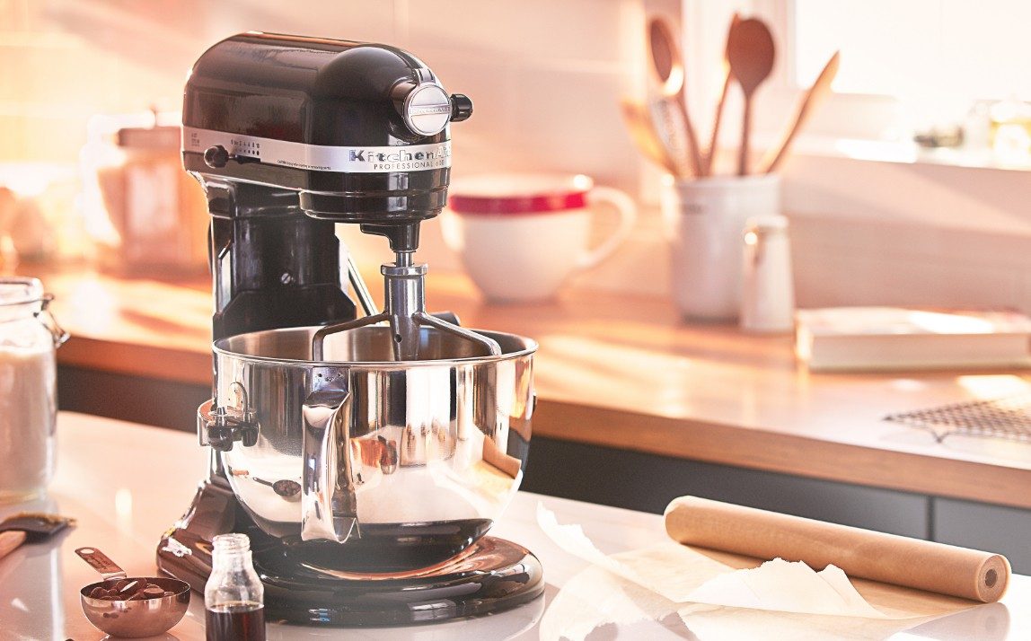 Batteur sur socle KitchenAid Pro 600 noir onyx sur le comptoir de la cuisine