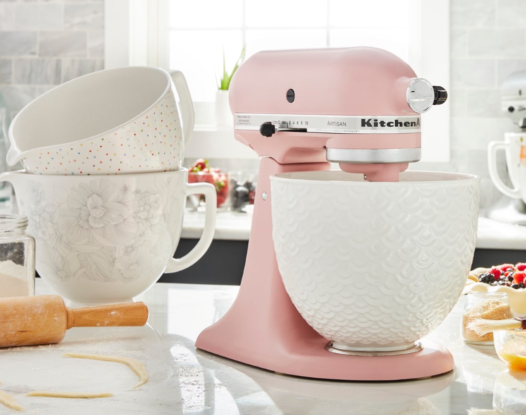 Batteur sur socle rose avec bols en céramique de différents designs