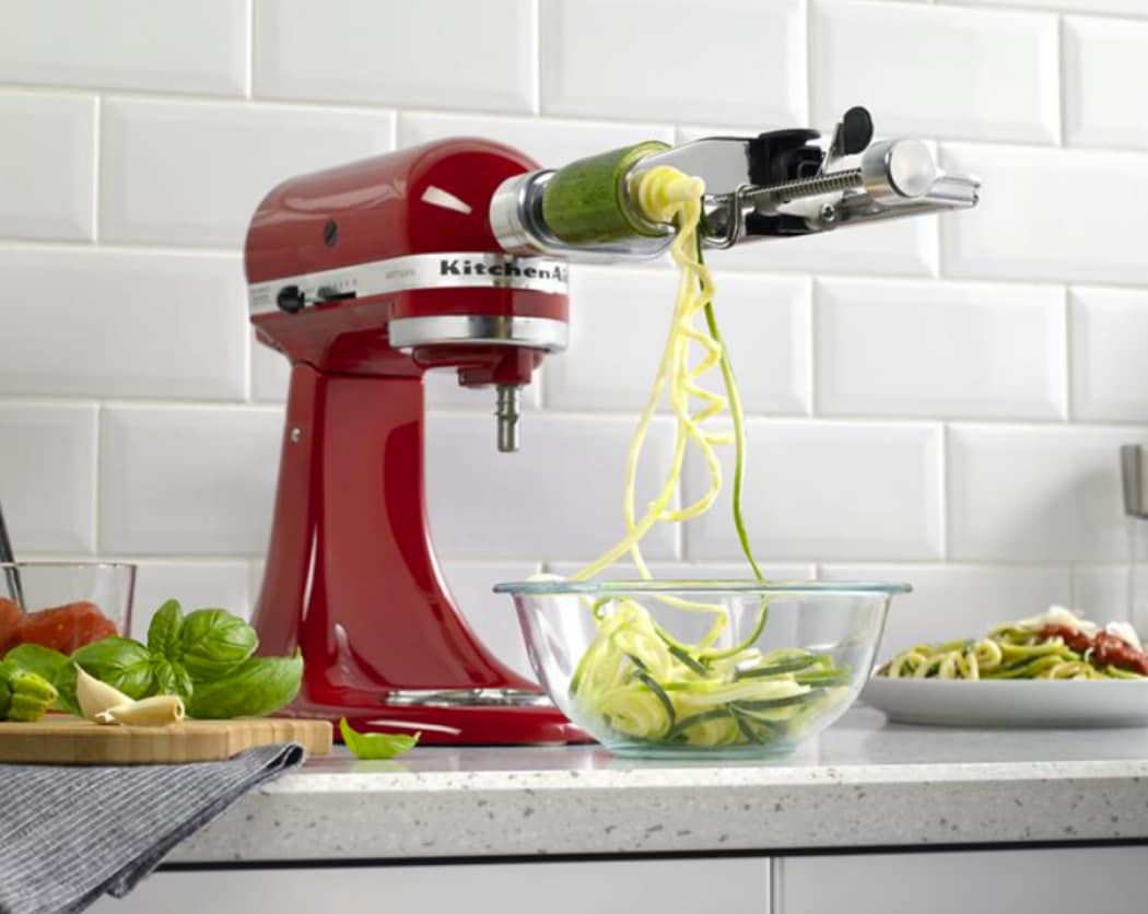 Batteur sur socle rouge empire avec découpeur en spirale et courgettes étant coupées en spirale