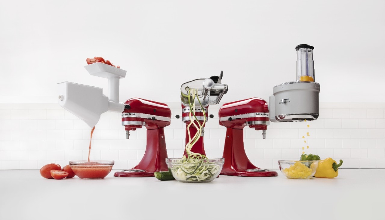 Coupez les légumes en spirale avec les accessoires pour batteur sur socle KitchenAid®.
