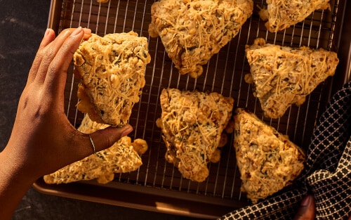 Recette de scones aux olives, au parmesan et aux tomates séchées