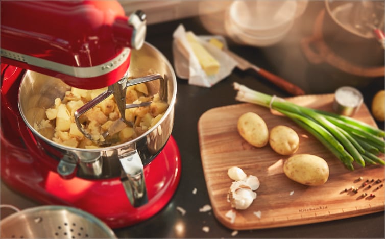 Batteur sur socle rouge KitchenAid avec purée de pommes de terre en cours de préparation