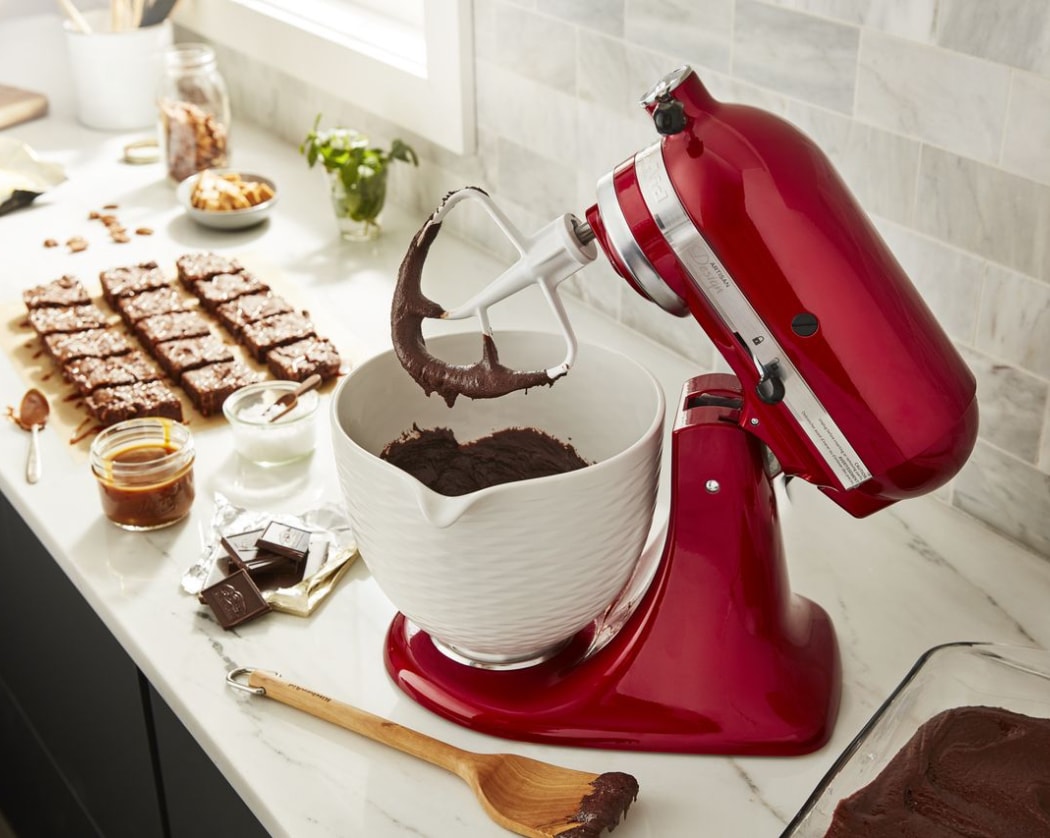 Batteur sur socle KitchenAid rouge pomme d'amour avec bol en céramique rempli de pâte à brownie