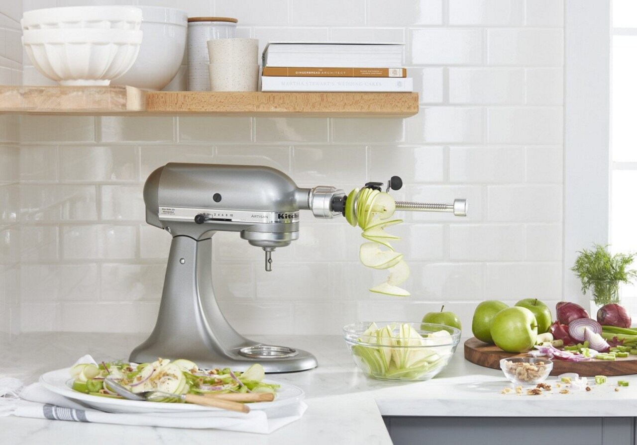 Un batteur sur socle KitchenAid® de couleur argent avec l’accessoire de découpe en spirales