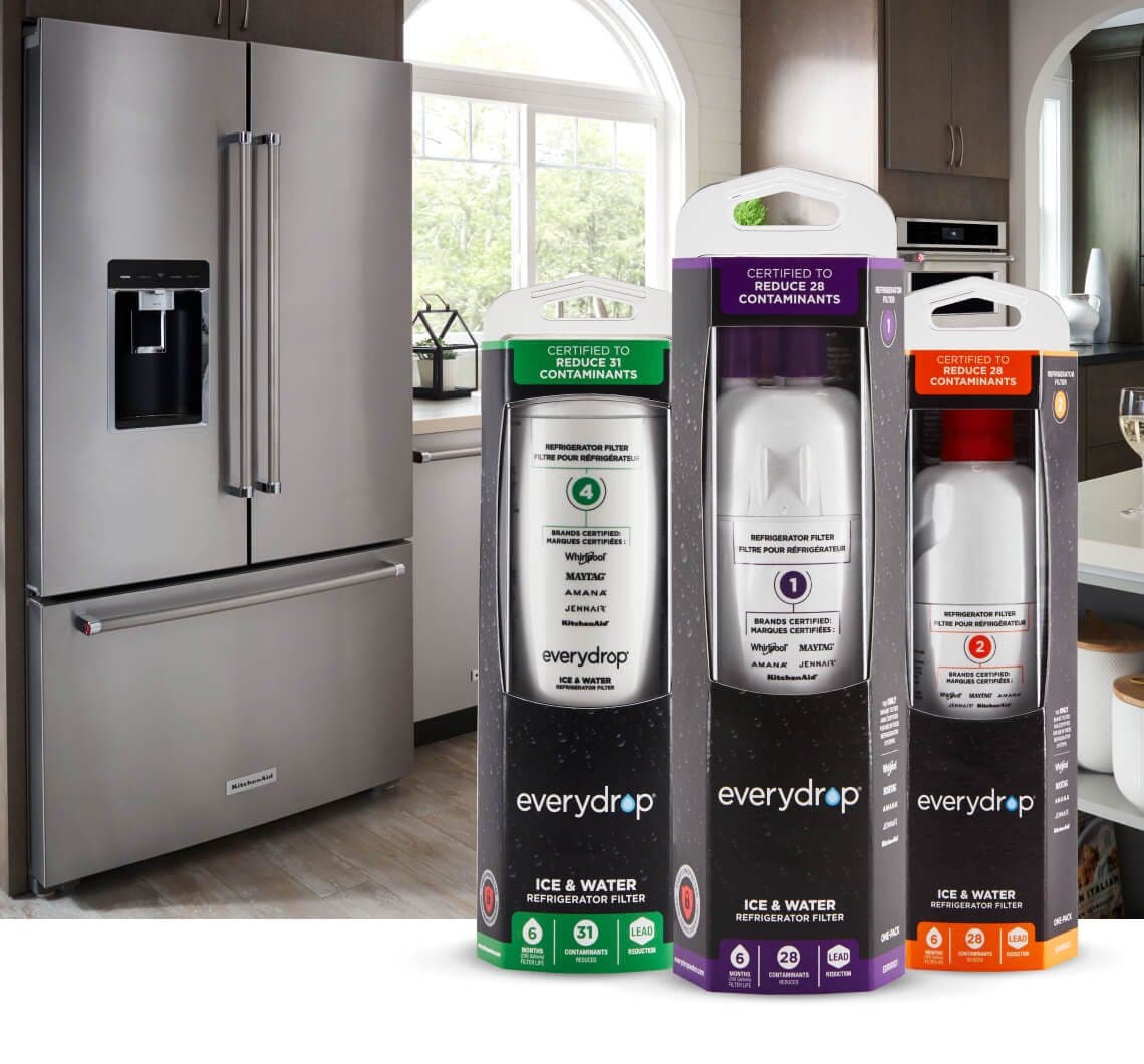 Trois filtres everydrop® alignés contre un dosseret de cuisine