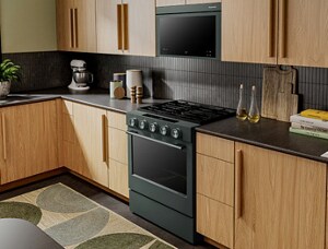 Un lave-vaisselle KitchenAid ouvert avec les paniers tirés sortis. Les paniers sont remplis d’assiettes, de bols, de tasses, de couverts et d’autres articles variés.